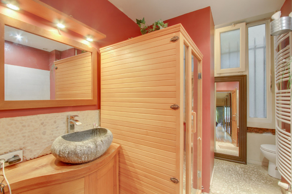 Salle de bains avec sauna