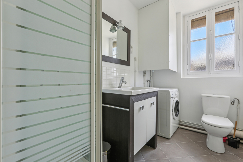 Salle de douche et wc avec fenêtre